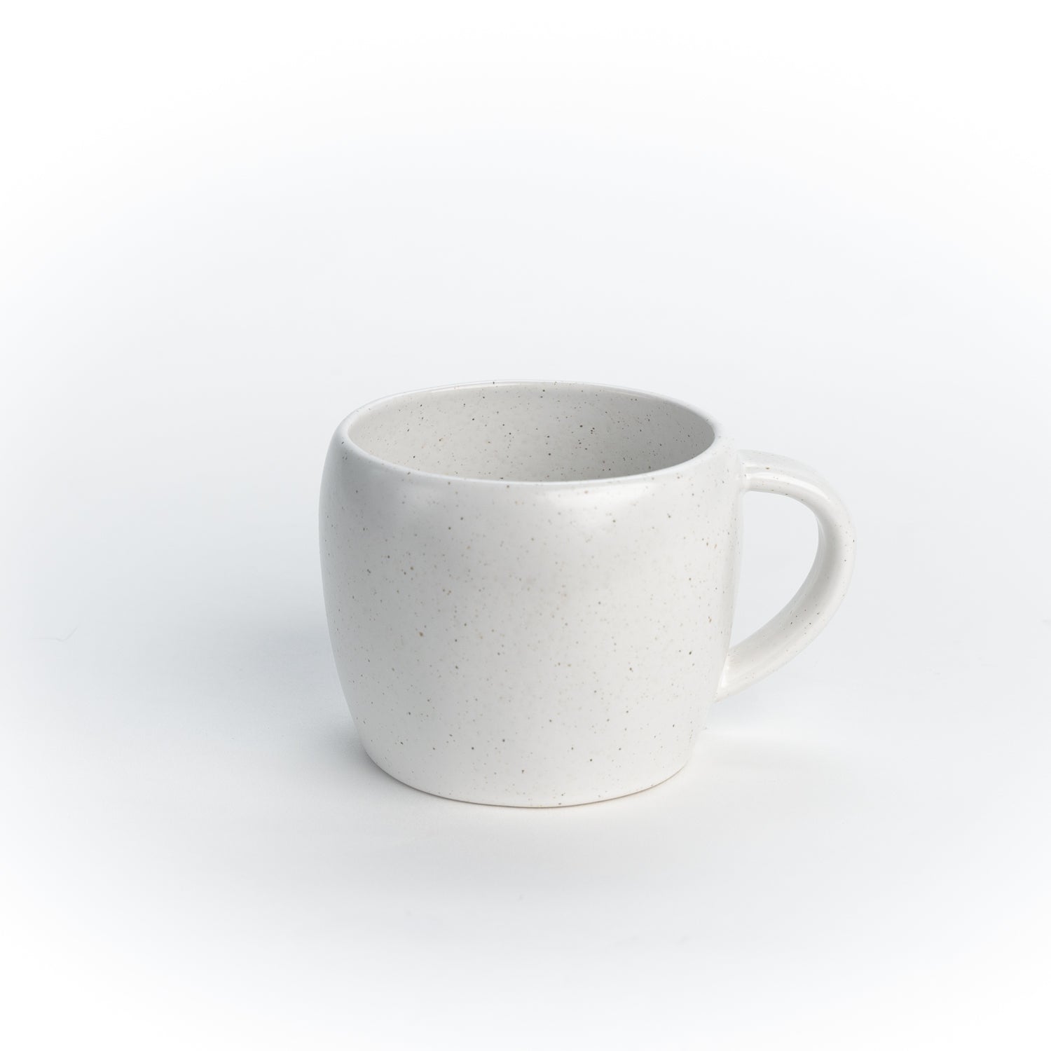 Kaffeetassen Set 6er, nordisches Design mit organischen Formen, portugiesisches Tassen-Set aus Steingut in Weiß Matt, nachhaltig hergestellt in Portugal.