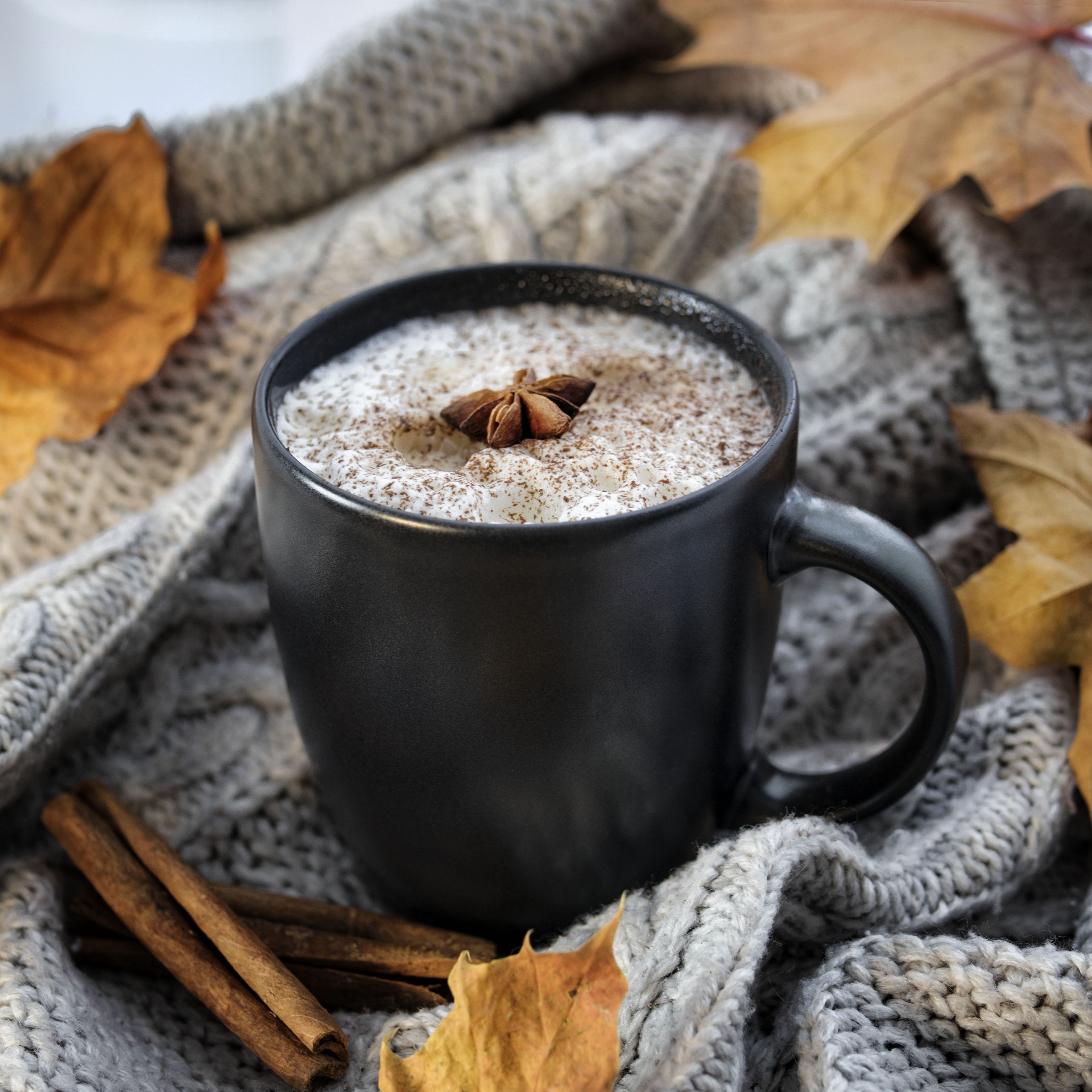 MIDNATT – Nordisches Steingut-Tassenset · 380 ml · 6-teilig · Schwarz Matt