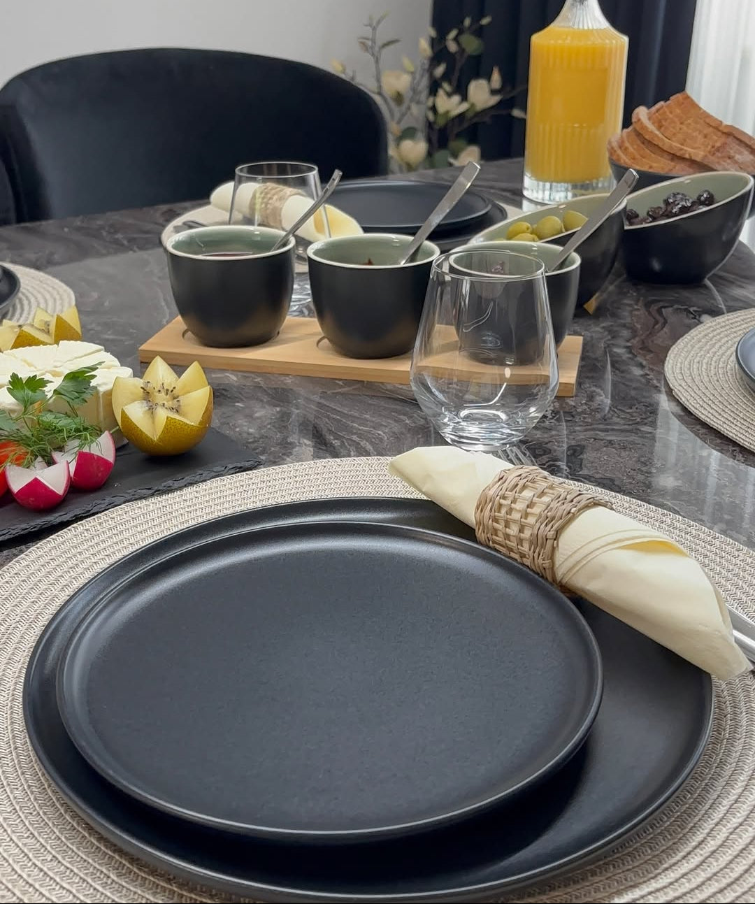 Modernes skandinavisches, steingut geschirr set