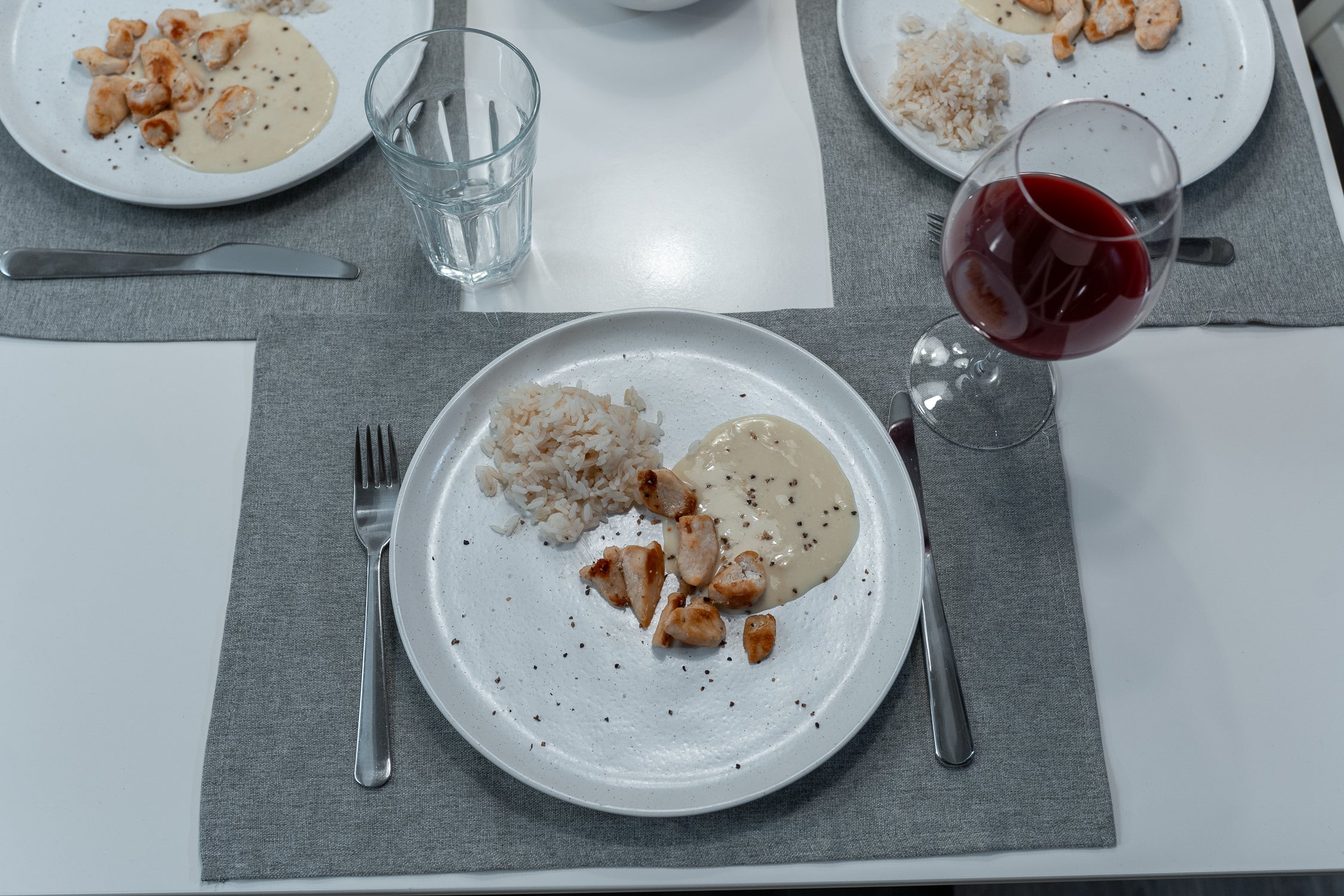 NØRRSKA – Modernes skandinavisches Steingut-Geschirrset für 6 Personen · Weiß Matt