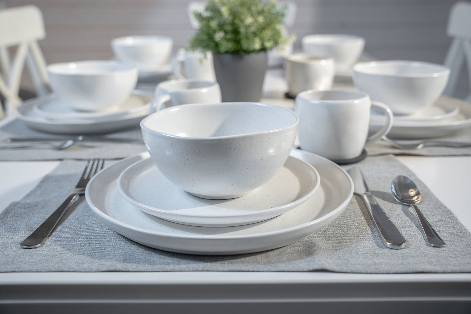 Skandinavisches Geschirr weiss matt