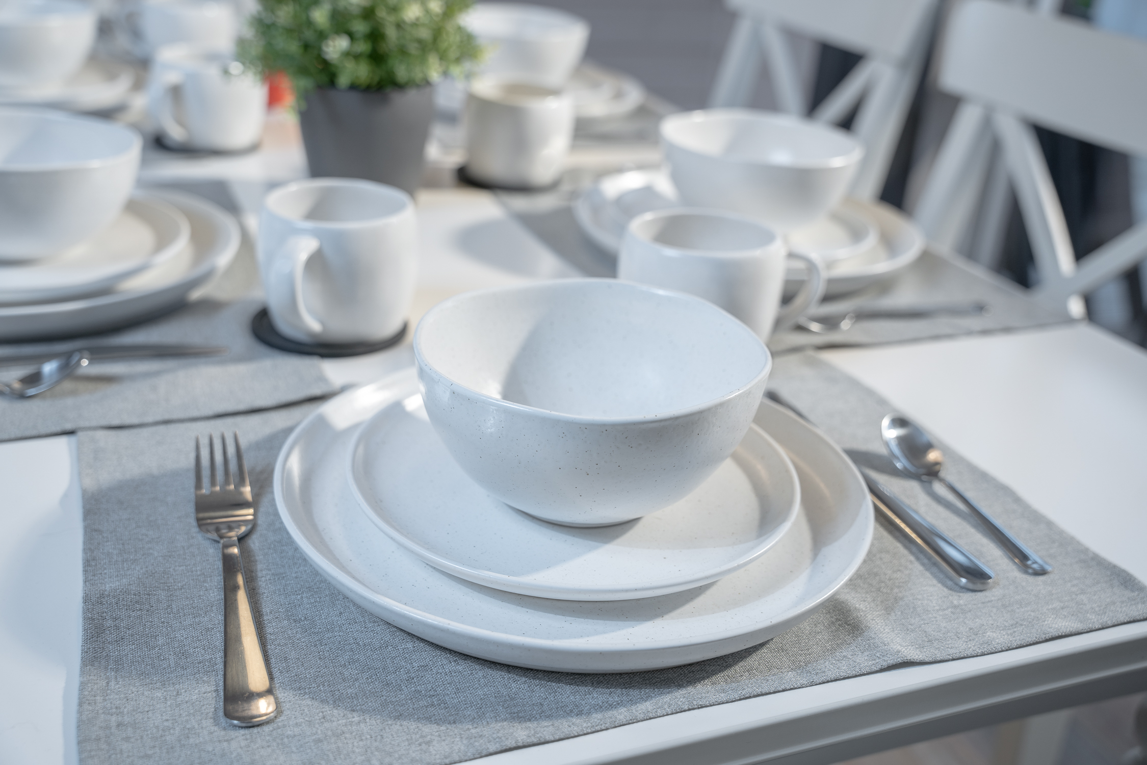 NØRRSKA – Modernes skandinavisches Steingut Geschirrset für 6 Personen · 18-teilig · Keramik aus Portugal · Weiß Matt