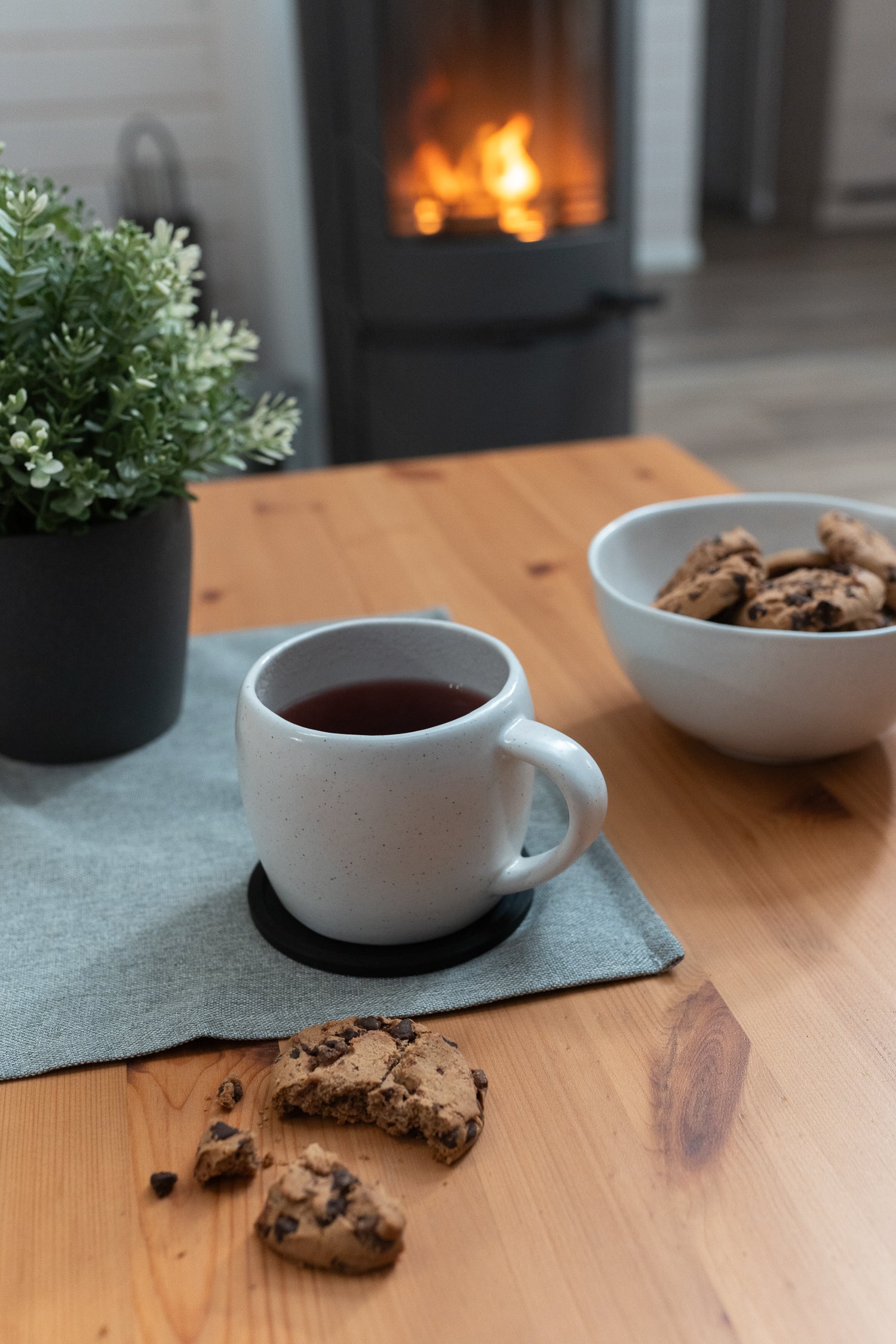 Kaffeetassen Set 6er, nordisches Design mit organischen Formen, portugiesisches Tassen-Set aus Steingut in Weiß Matt, nachhaltig hergestellt in Portugal.