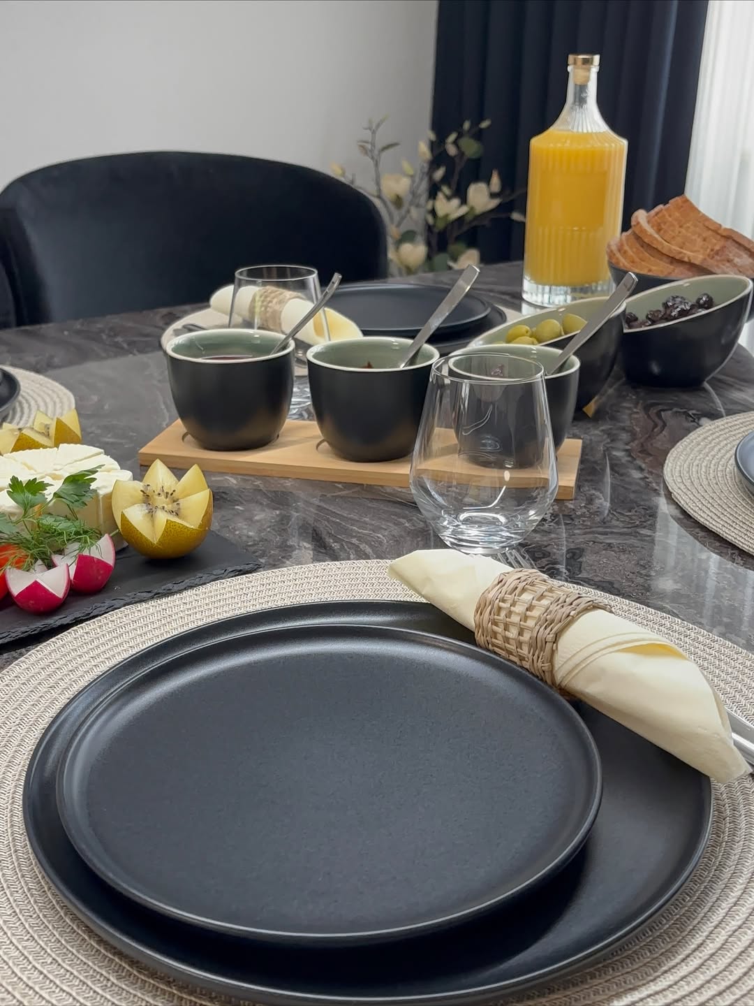 Modernes skandinavisches, steingut geschirr set